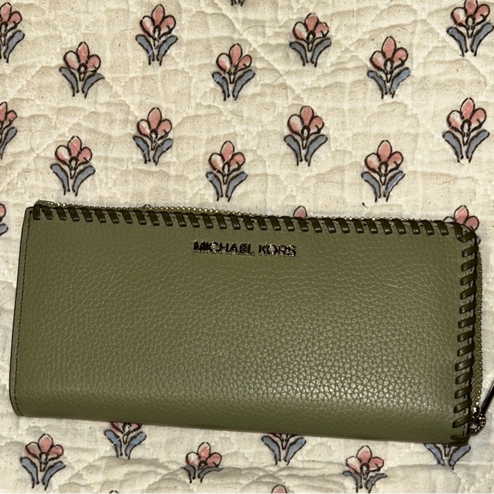 Michael Kors Jet Set Travel wallet in Thyme NWT